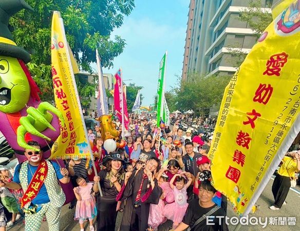 ▲「小小孩不給糖就搗蛋就在東橋裡」萬聖節活動，在永康東橋里熱鬧舉辦，市長黃偉哲到場與民同樂。（圖／記者林東良翻攝，下同）