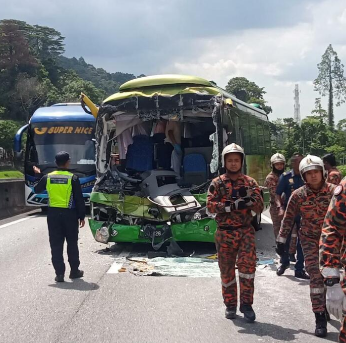 ▲▼日本旅行團在馬來西亞發生死亡車禍，造成1死10傷。（圖／Perak Malaysian Fire and Rescue Department）