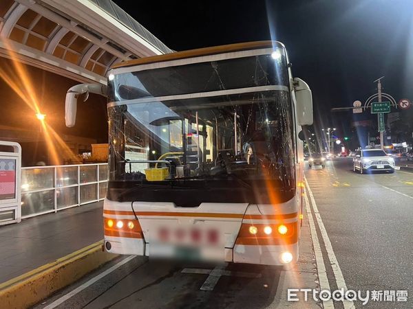 ▲▼台中客運司機辯稱沒抓好車前距離，自撞分隔島，造成1名乘客摔傷。（圖／民眾提供，下同）