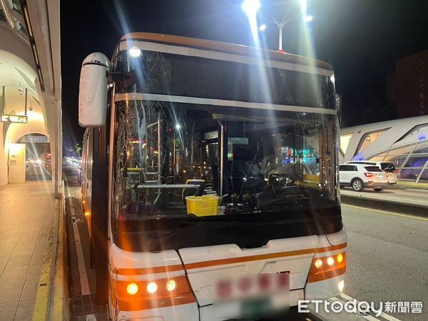 ▲▼台中客運司機辯稱沒抓好車前距離，自撞分隔島，造成1名乘客摔傷。（圖／民眾提供，下同）