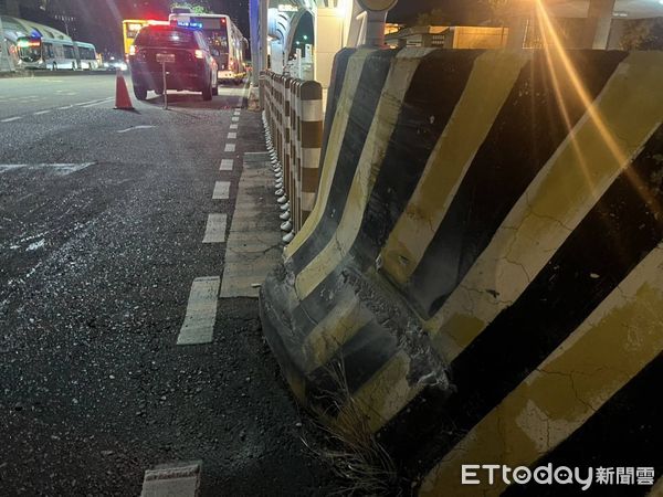 ▲▼台中客運司機辯稱沒抓好車前距離，自撞分隔島，造成1名乘客摔傷。（圖／民眾提供，下同）