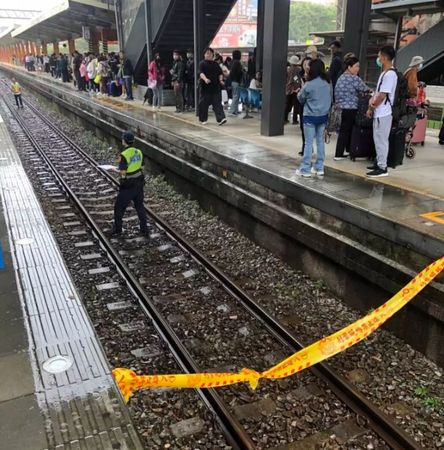 ▲▼      內壢火車站男子落軌遭自強號列車撞擊身亡       。（圖／翻攝記者爆料網）