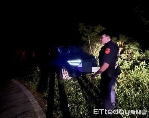 ▲枋寮警分局歸崇派出所警員王邦任助蔡男一家人返家             。（圖／記者陳崑福翻攝）