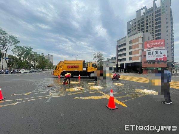 ▲▼高雄貨車轉彎「車上全雞蛋」噴飛….滿地蛋液畫面曝，闖禍駕駛慘了。（圖／記者吳世龍翻攝）