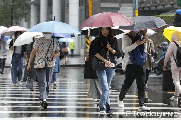 ▲▼受颱風外圍環流及東北季風雙重影響下，大台北及宜蘭地區降下驚人雨量，氣溫也明顯下獎。台北街頭行人紛紛穿戴雨具，穿起保暖衣物。（圖／記者湯興漢攝）