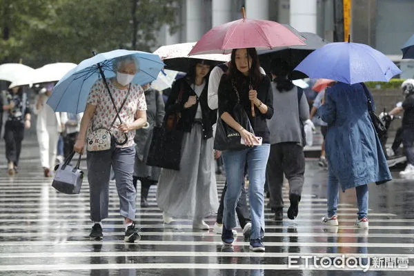 ▲▼受颱風外圍環流及東北季風雙重影響下，大台北及宜蘭地區降下驚人雨量，氣溫也明顯下獎。台北街頭行人紛紛穿戴雨具，穿起保暖衣物。（圖／記者湯興漢攝）