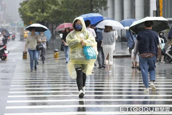 ▲▼受颱風外圍環流及東北季風雙重影響下，大台北及宜蘭地區降下驚人雨量，氣溫也明顯下獎。台北街頭行人紛紛穿戴雨具，穿起保暖衣物。（圖／記者湯興漢攝）