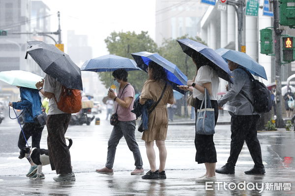 ▲▼受颱風外圍環流及東北季風雙重影響下，大台北及宜蘭地區降下驚人雨量，氣溫也明顯下獎。台北街頭行人紛紛穿戴雨具，穿起保暖衣物。（圖／記者湯興漢攝）