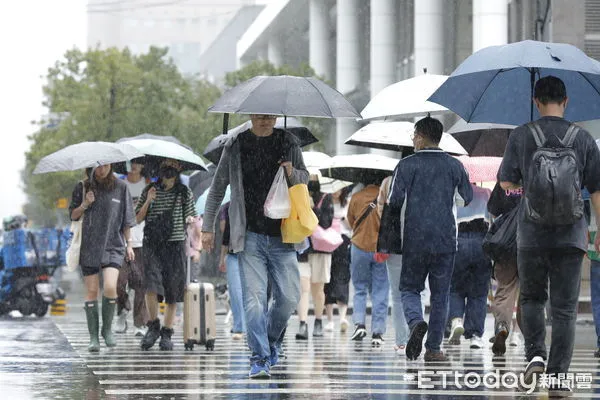 ▲▼受颱風外圍環流及東北季風雙重影響下，大台北及宜蘭地區降下驚人雨量，氣溫也明顯下獎。台北街頭行人紛紛穿戴雨具，穿起保暖衣物。（圖／記者湯興漢攝）