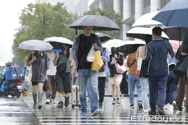 ▲▼受颱風外圍環流及東北季風雙重影響下，大台北及宜蘭地區降下驚人雨量，氣溫也明顯下獎。台北街頭行人紛紛穿戴雨具，穿起保暖衣物。（圖／記者湯興漢攝）