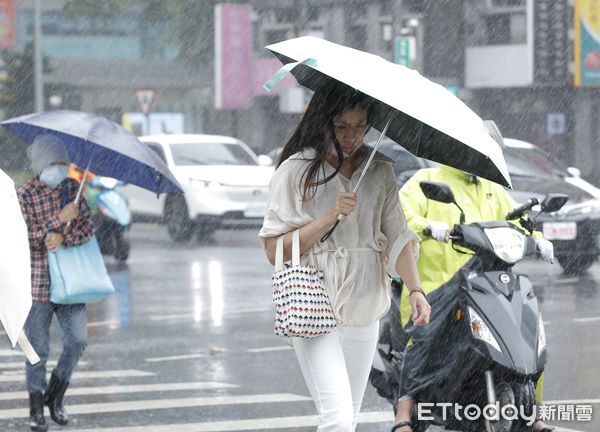 ▲▼受颱風外圍環流及東北季風雙重影響下，大台北及宜蘭地區降下驚人雨量，氣溫也明顯下獎。台北街頭行人紛紛穿戴雨具，穿起保暖衣物。（圖／記者湯興漢攝）