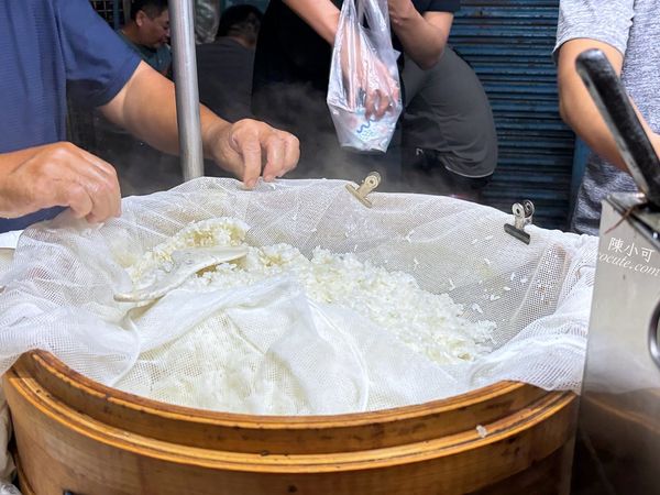 ▲▼只有凌晨吃得到！三重深夜美食推薦 「無名」魯肉飯鹹香不膩、酸菜甜香好吃。（圖／記者蘇相云攝）