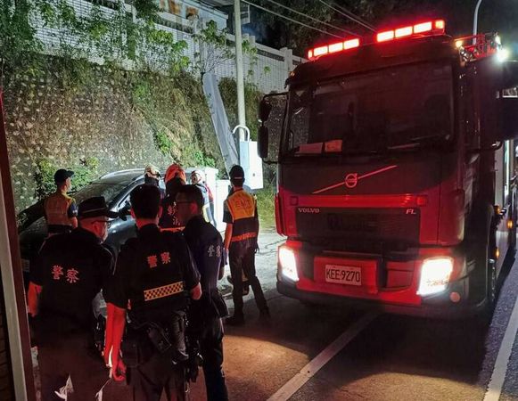 ▲轎車漏水驚見男子躺車內身亡。（圖／民眾提供）