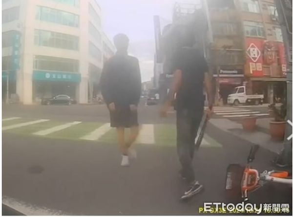 ▲苗栗縣後龍鎮市區一處路口，昨發生機車騎士當街亮刀恐嚇學生案。（圖／翻攝threads）