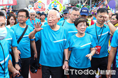 93歲張忠謀走進台積電運動會　員工狂喊「爺爺我愛你」