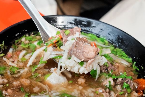 ▲▼屏東古早味銅板美食推薦！招牌「湯飯」滿滿配料超誇張　鮮魚肉塊、櫻花蝦、白蝦、魚丸等，每一口都是驚喜。（圖／記者蘇相云攝）