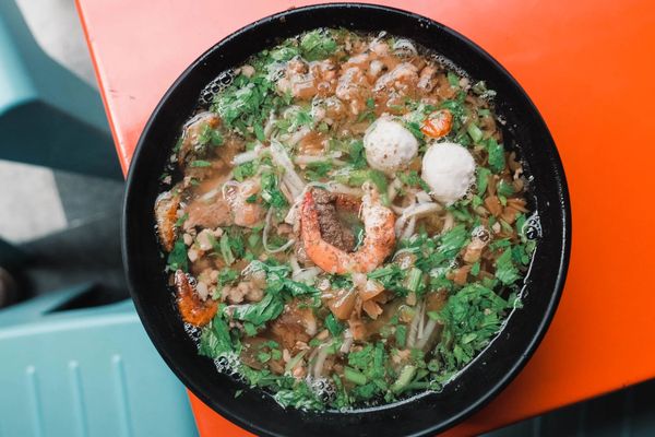 ▲▼屏東古早味銅板美食推薦！招牌「湯飯」滿滿配料超誇張　鮮魚肉塊、櫻花蝦、白蝦、魚丸等，每一口都是驚喜。（圖／記者蘇相云攝）