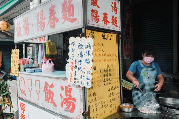 ▲▼屏東古早味銅板美食推薦！招牌「湯飯」滿滿配料超誇張　鮮魚肉塊、櫻花蝦、白蝦、魚丸等，每一口都是驚喜。（圖／記者蘇相云攝）