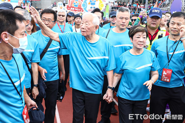 ▲台積電創辦人張忠謀與夫人張淑芬出席運動會。（圖／記者林敬旻攝）