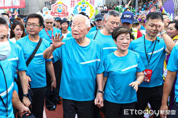 ▲台積電創辦人張忠謀與夫人張淑芬出席運動會。（圖／記者林敬旻攝）