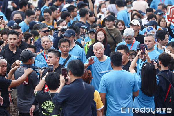 ▲台積電創辦人張忠謀出席運動會，受到員工熱情歡迎。（圖／記者林敬旻攝）