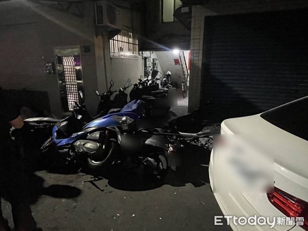 ▲▼       高雄男子偷BMW，卻失控連撞路邊12汽機車，躲了1天1夜遭到警方逮捕      。（圖／記者吳奕靖翻攝）