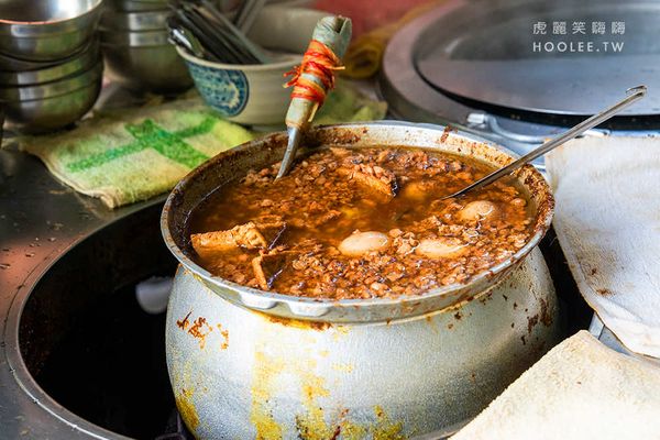 ▲▼高雄60年隱藏無名老字號麵店！ 香濃麻醬乾麵必吃，Q彈刀削麵加辣超美味。（圖／部落客虎麗提供）