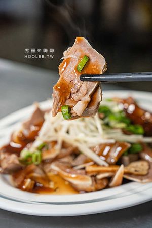 ▲▼高雄60年隱藏無名老字號麵店！ 香濃麻醬乾麵必吃，Q彈刀削麵加辣超美味。（圖／部落客虎麗提供）