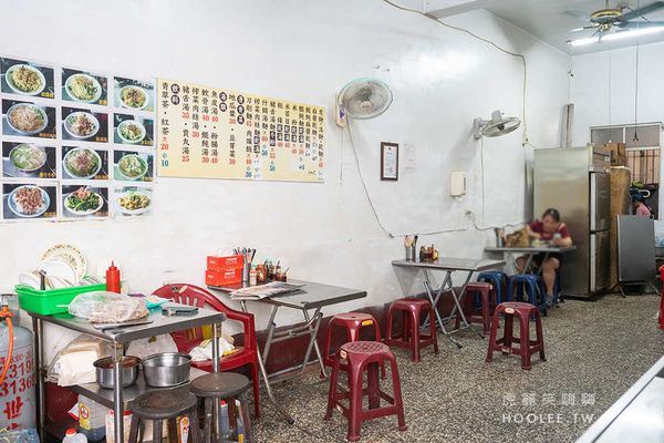 ▲▼高雄60年隱藏無名老字號麵店！ 香濃麻醬乾麵必吃，Q彈刀削麵加辣超美味。（圖／部落客虎麗提供）