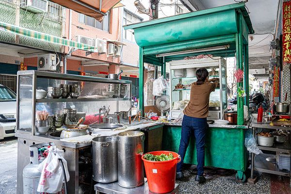 ▲▼高雄60年隱藏無名老字號麵店！ 香濃麻醬乾麵必吃，Q彈刀削麵加辣超美味。（圖／部落客虎麗提供）