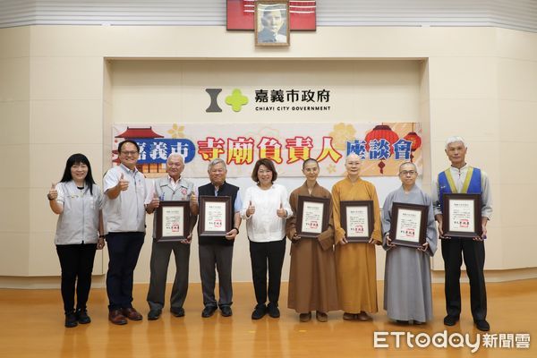 ▲▼  嘉義市113年寺廟負責人座談會 黃敏惠市長頒發感謝狀表揚績優寺廟  。（圖／嘉義市政府提供）