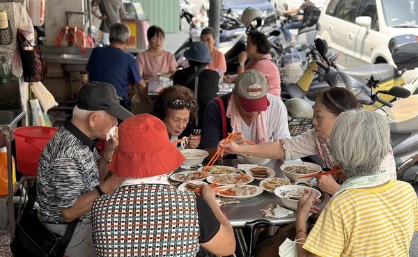 ▲▼高雄鹽埕老店推薦！　「阿忠虱目魚粗米粉」豬油拌麵超好吃，炸魚皮、魚背骨別有風味。（圖／部落客小虎提供）