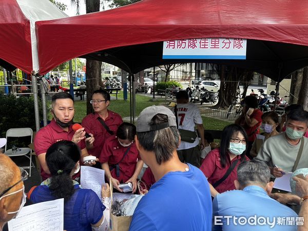 ▲台南市佳里扶輪社，捐贈235顆住宅用火災警報器給台南市消防局第三大隊佳里分隊。（圖／記者林東良翻攝，下同）