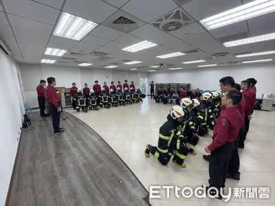 新北第三消防大隊迎新血！　16新進人員單膝跪地拜師