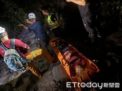 上山採藥摔落山坡！男大腿骨折虛弱躺溪谷　警消步行溯溪急救援