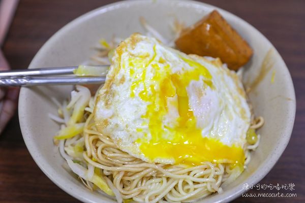 ▲▼凌晨三點半營業台北早餐推薦，萬華阿伯蛋包麵。（圖／部落客陳小可提供）