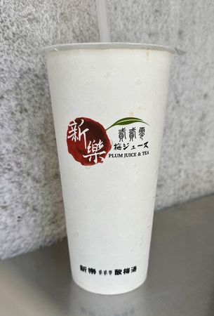 ▲▼高雄鹽埕老店推薦！　「阿忠虱目魚粗米粉」豬油拌麵超好吃，炸魚皮、魚背骨別有風味。（圖／部落客小虎提供）