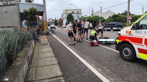 ▲彰化139縣道浪狗竄出單車騎士摔車。（圖／民眾提供）