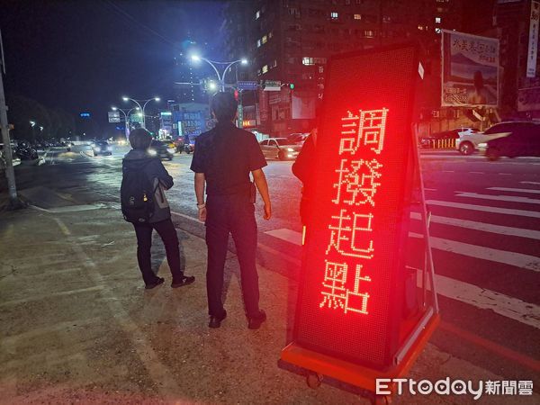 ▲▼ 預防大車故障會癱瘓淡水交通，警分局實施調撥車道演練            。（圖／記者戴上容翻攝）