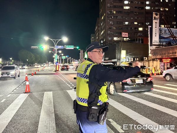 ▲▼ 預防大車故障會癱瘓淡水交通，警分局實施調撥車道演練            。（圖／記者戴上容翻攝）