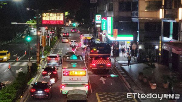 ▲▼ 預防大車故障會癱瘓淡水交通，警分局實施調撥車道演練            。（圖／記者戴上容翻攝）