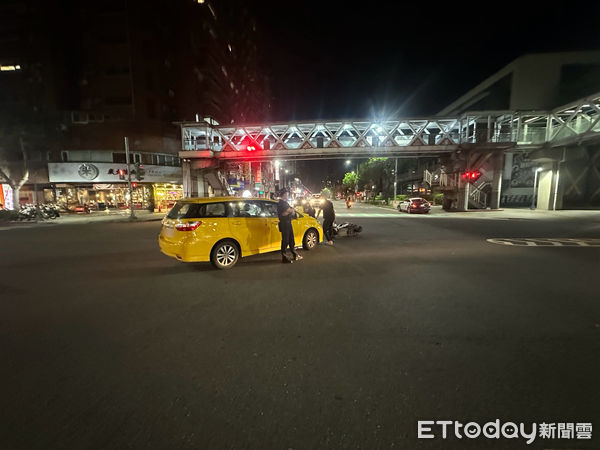 ▲▼  林男無照違規騎機車遭撞，恐面臨巨額罰鍰           。（圖／記者戴上容翻攝）