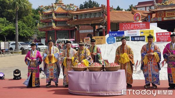 ▲一年一度的鯤鯓王平安鹽祭，26日在南鯤鯓代天府盛大登場，活動將持續兩天。（圖／記者林東良翻攝，下同）