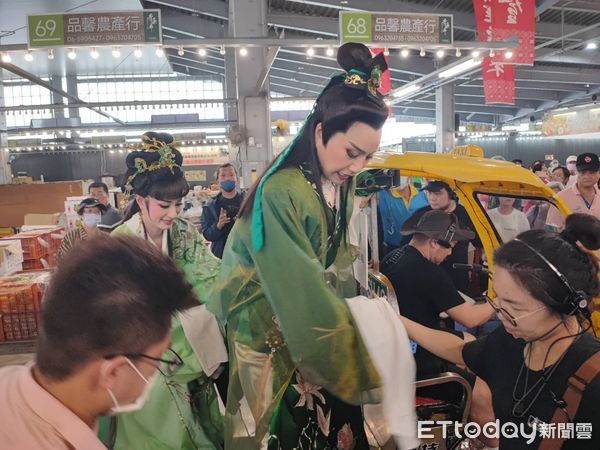 ▲台南市農業局26日在新化果菜市場舉辦「台南400農漁地景藝術節」壓軸演出，由唐美雲歌仔戲團帶來精彩的《文化遊園》。（圖／記者林東良翻攝，下同）