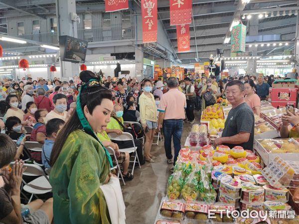 ▲台南市農業局26日在新化果菜市場舉辦「台南400農漁地景藝術節」壓軸演出，由唐美雲歌仔戲團帶來精彩的《文化遊園》。（圖／記者林東良翻攝，下同）