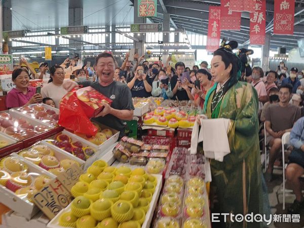 ▲台南市農業局26日在新化果菜市場舉辦「台南400農漁地景藝術節」壓軸演出，由唐美雲歌仔戲團帶來精彩的《文化遊園》。（圖／記者林東良翻攝，下同）