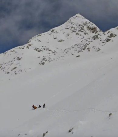 ▲▼陸男爬5千尺雪山墜落　無人機拍下最後身影。（圖／翻攝微博）