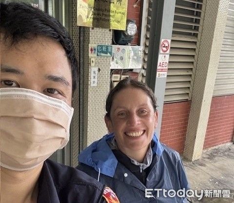 ▲外籍鐵馬女騎士體力耗盡警方伸援手。（圖／記者楊漢聲翻攝）