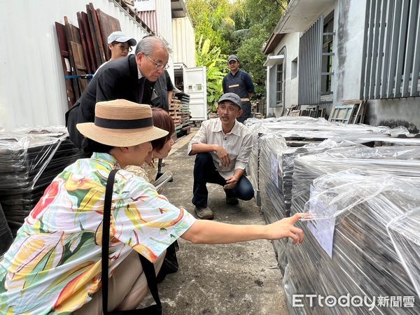 ▲日本福島縣西會津町町長及西會津國際藝術村總監，25來訪台南市文化局老屋再生特展及文資處文資建材銀行。（圖／記者林東良翻攝，下同）