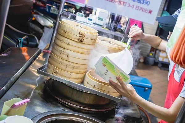 ▲▼號稱夜市裡頭的鼎泰豐！ 超特別形狀蒸餃外國遊客排隊也要吃 肉餡薄皮外就能看到。（圖／部落客美熊提供）